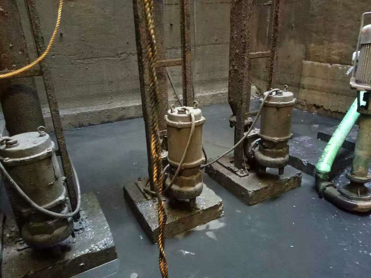 洪梅镇污水池清理